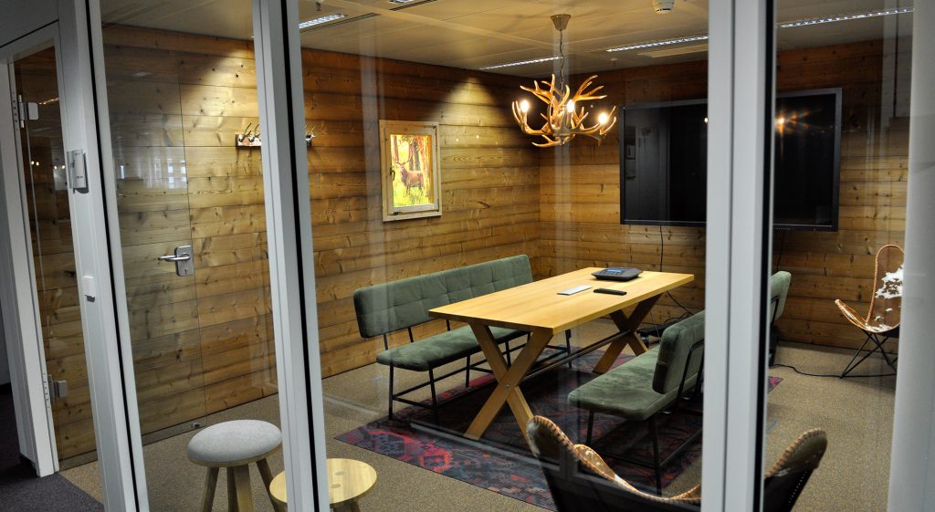 Gestaltung von Meetingräumen mit bedruckten Tapeten und großformatigen Wandmotiven
