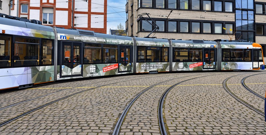 Komplett folierte Straßenbahn für die Bundeswehr